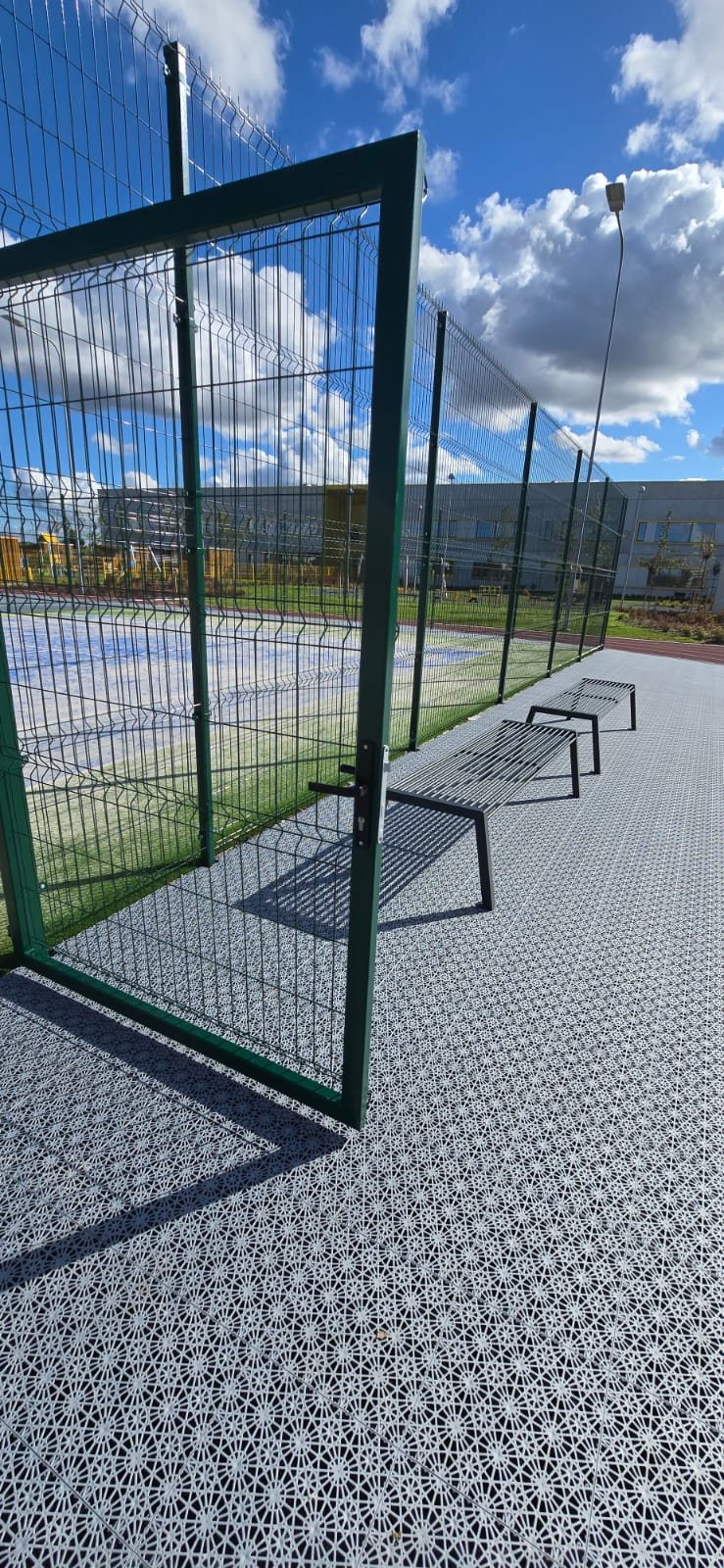 Tvora prie daugiafunkcės sporto aikštelės