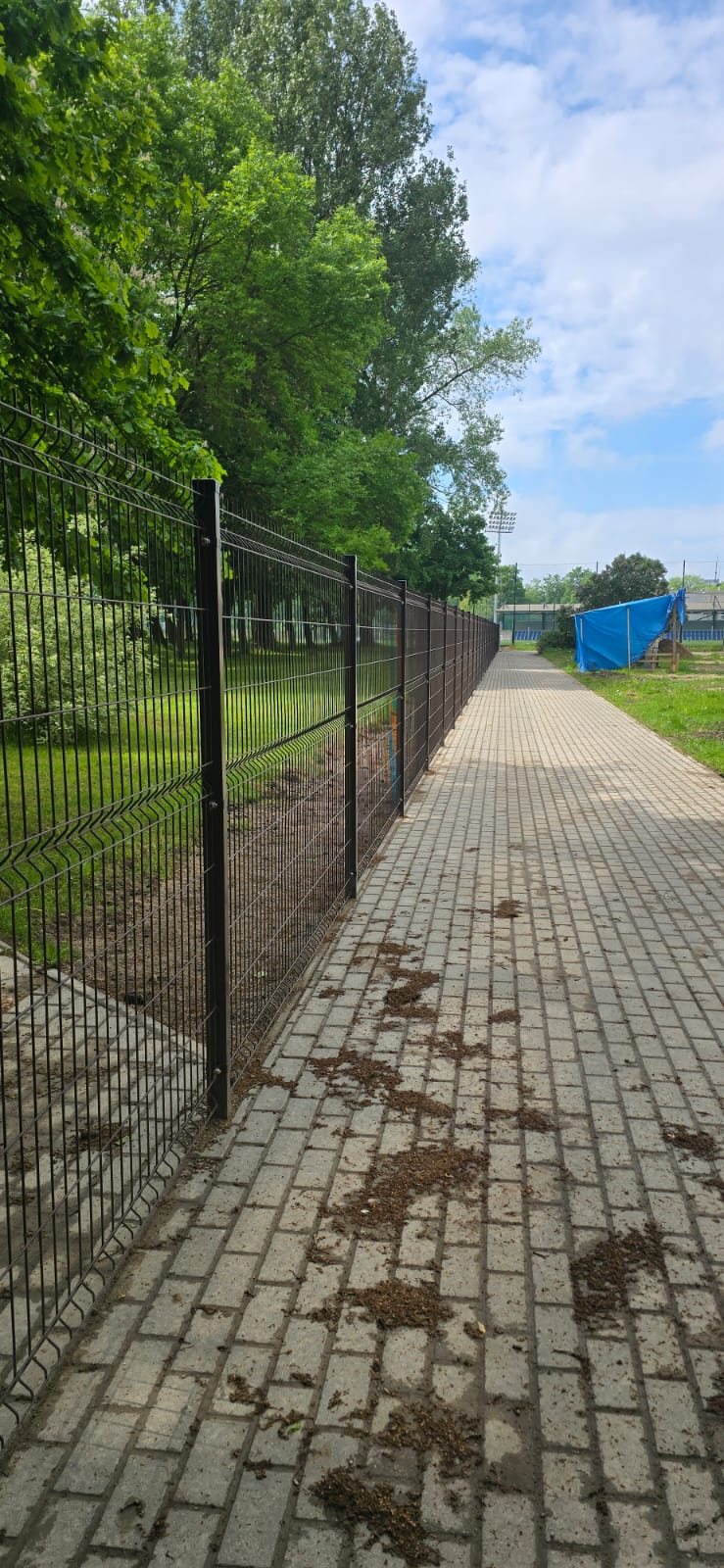 Trinkelių takas ir tvora gyvenamojoje teritorijoje