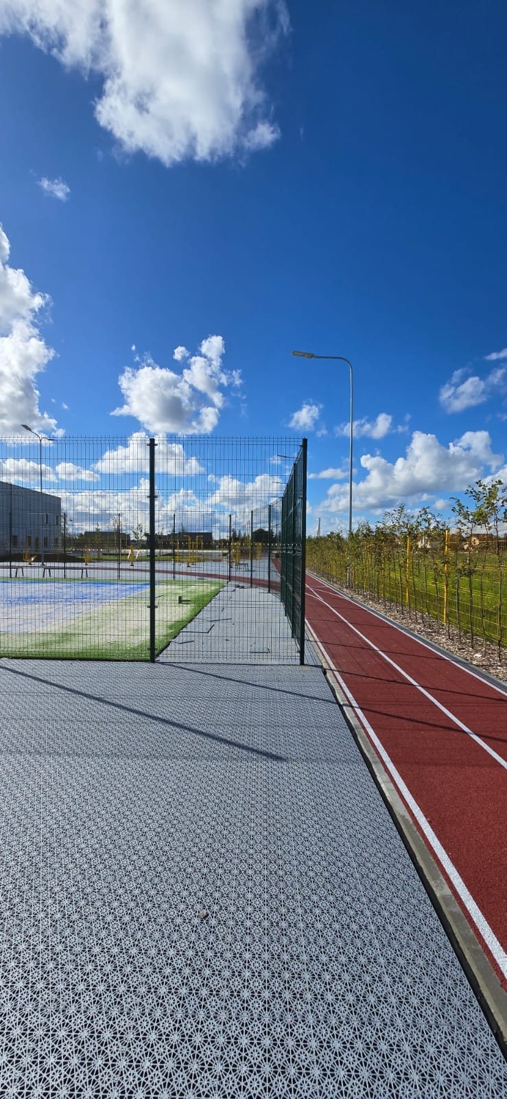 Žalkiema sumontuota tvora prie sporto aikštyno